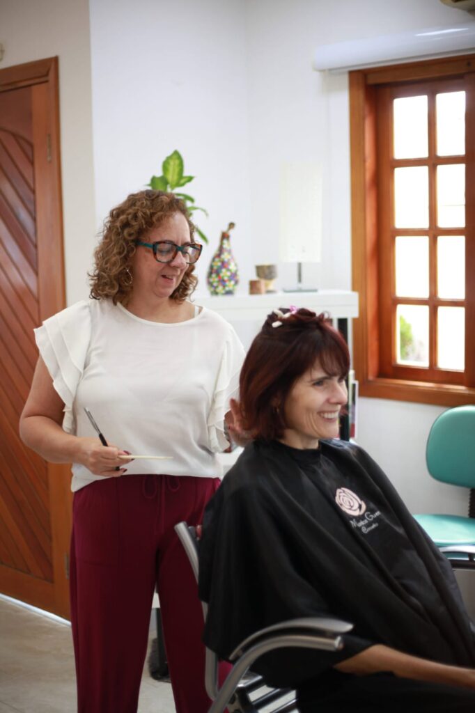 Monica Guerra atendendo uma cliente no salão, Vila Campesina, Osasco