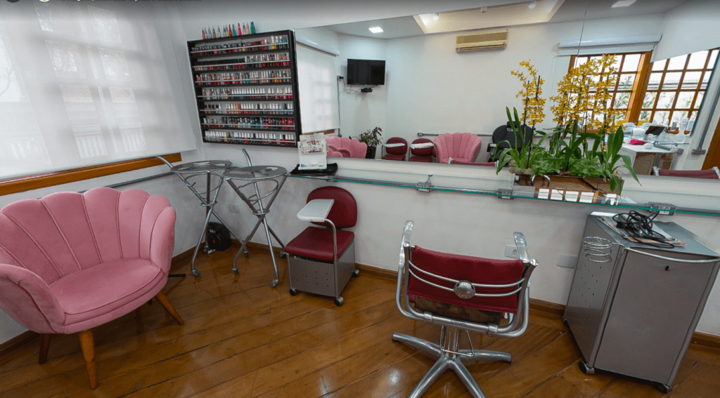 Manicure e pedicure com muitas cores para escolher