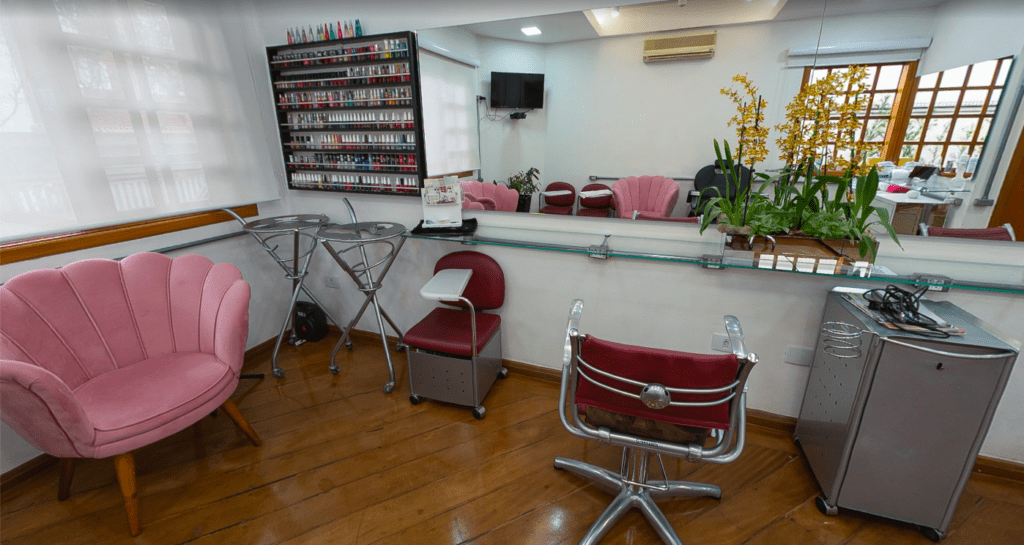 Manicure e pedicure num cantinho cheio de cor
