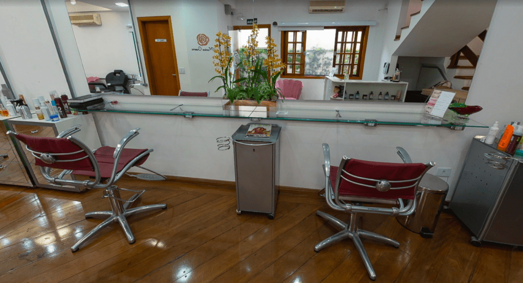 Corte, coloração e mechas feitos com tempo e atenção