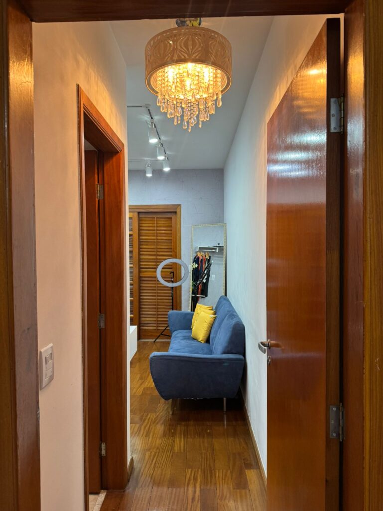 Espera acolhedora, com luz suave e conforto